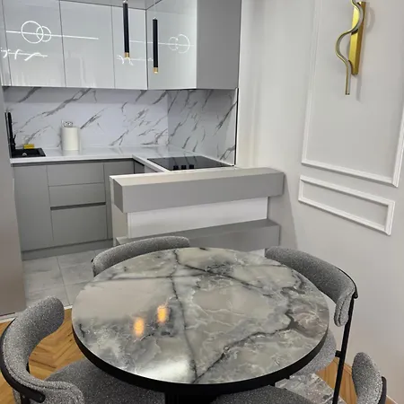 Διαμέρισμα Golden Crown 2 *